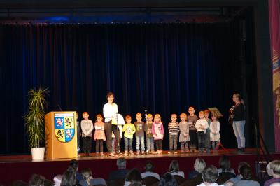 Vorschaubild: Schulanfänger singen für die Babys