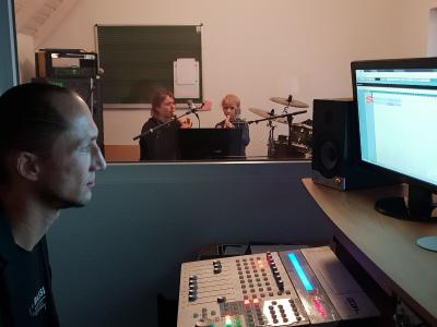 Obwohl noch absoluter Beginner, spielt Alva Schulte ihr St&uuml;ck souver&auml;n ein 