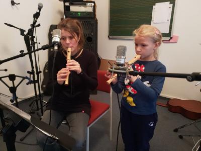 Alva Schulte mit ihrer Lehrerin Claudia Meures 