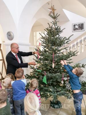 Foto des Albums: Kita "AllerHand" schmückte den Weihnachtsbaum