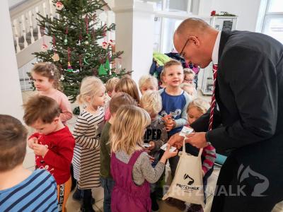 Foto des Albums: Kita "AllerHand" schmückte den Weihnachtsbaum