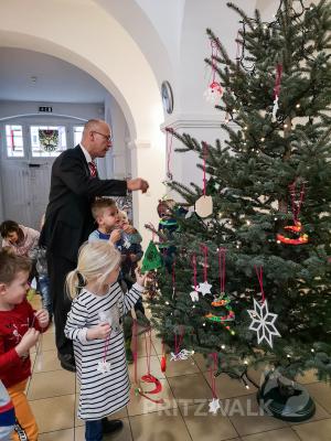 Foto des Albums: Kita "AllerHand" schmückte den Weihnachtsbaum