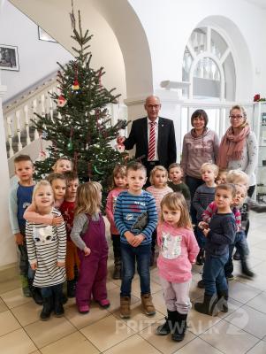 Foto des Albums: Kita "AllerHand" schmückte den Weihnachtsbaum