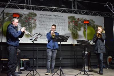 Weihnachtliche Kl&auml;nge auf dem Adventsmarkt mit einer Bl&auml;sergrupper der Musikschule 