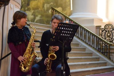 Emma Oertel am Saxophon mit Claudia Meures 