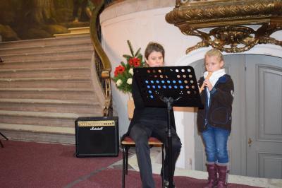 Alva Schulte im Duett mit ihrer Lehrerin Claudia Meures und das Lied von  