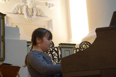 Julika Spiekermann am Klavier 