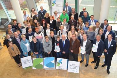 Gruppenbild aller ausgezeichneten Schulen 