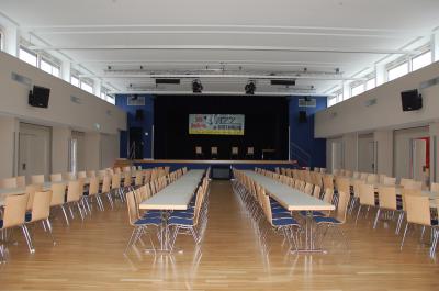 Saal mit B&uuml;hne  (Bild vergr&ouml;&szlig;ern)