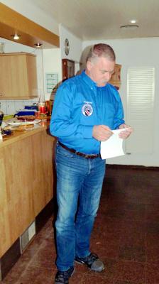 Magnus Vincentini nimmt die Siegerehrung Eltern-Kind-Pokal vor.  (Bild vergr&ouml;&szlig;ern)