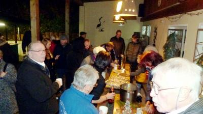 Lebendiger Adventskalender mit Gl&uuml;hwein, Lumumba und Schmalzbroten.  (Bild vergr&ouml;&szlig;ern)