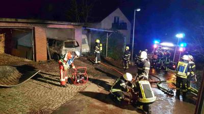 Foto des Albums: Brennende Garage sorgt für Nächtlichen Einsatz der Feuerwehr (16. 01. 2019)