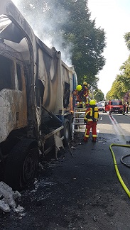 Foto des Albums: Brennender Müllwagen sorgt für einen Großeinsatz der Rettungskräfte (22. 08. 2018)