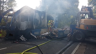 Foto des Albums: Brennender Müllwagen sorgt für einen Großeinsatz der Rettungskräfte (22. 08. 2018)