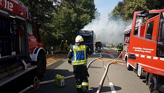 Foto des Albums: Brennender Müllwagen sorgt für einen Großeinsatz der Rettungskräfte (22. 08. 2018)