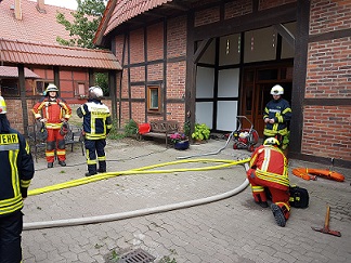 Foto des Albums: Zimmerbrand sorgt für ein größeren Einsatz der Feuerwehr (09. 07. 2018)