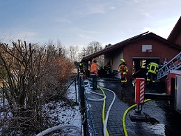 Foto des Albums: Gebäudebrand in Meinsen sorgt für Großeinsatz (01. 03. 2018)