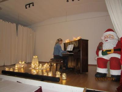 Beke Mattulat begleitet mit sch&ouml;ner Klaviermusik den heutigen Nachmittag  (Bild vergr&ouml;&szlig;ern)