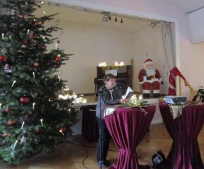 Uschi Brix liest eine Weihnachtsgeschichte...  (Bild vergr&ouml;&szlig;ern)