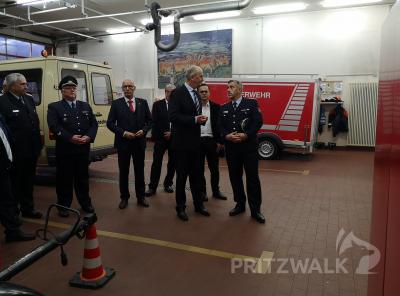Im Feuerwehrger&auml;tehaus erl&auml;uterte Ortswehrf&uuml;hrer Adrian Zechser (r.) die Einsatzfahrzeuge. Foto: Beate Vogel  (Bild vergr&ouml;&szlig;ern)