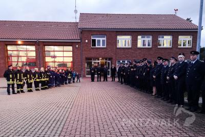 In feierlicher Aufstellung warteten die Kameradinnen und Kameraden den Ministerpr&auml;sidenten. Foto: Beate Vogel  (Bild vergr&ouml;&szlig;ern)