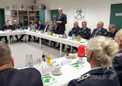 Dr. Dietmar Woidke lobt die Einsatzbereitschaft der ehrenamtlichen Feuerwehrfrauen und -m&auml;nner. Foto: Beate Vogel  (Bild vergr&ouml;&szlig;ern)