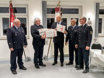 Vier Tabletcomputer und einen PC hatte der Landeschef als Weihnachtsgeschenk mitgebracht. Foto: Beate Vogel    (Bild vergr&ouml;&szlig;ern)