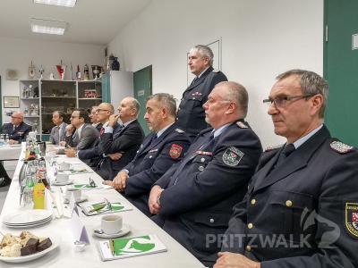 Stadtbrandmeister Volker Lehmann berichtet &uuml;ber Einsatzzahlen, Aufbau der 14 Ortswehren und technische Ausstattung. Foto: Beate Vogel  (Bild vergr&ouml;&szlig;ern)