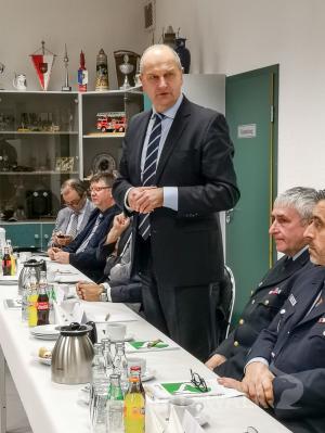 Dr. Dietmar Woidke lobt die Einsatzbereitschaft der ehrenamtlichen Feuerwehrfrauen und -m&auml;nner. Foto: Beate Vogel  (Bild vergr&ouml;&szlig;ern)