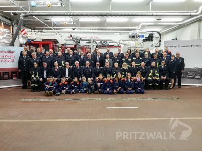 Gruppenbild mit Ministerpr&auml;sident: In der Fahrzeughalle gab es ein sch&ouml;nes Erinnerungsfoto. Foto: Beate Vogel  (Bild vergr&ouml;&szlig;ern)