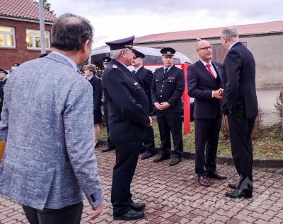 Pritzwalks B&uuml;rgermeister Dr. Ronald Thiel begr&uuml;&szlig;te Dr. Dietmar Woidke vor dem Ger&auml;tehaus. Foto: Beate Vogel  (Bild vergr&ouml;&szlig;ern)