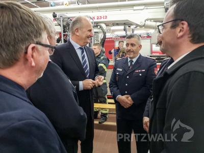 Ein paar Worte konnte Ortswehrf&uuml;hrer Adrian Zechser mit Ministerpr&auml;sident Woidke noch vor dessen Abreise wechseln. Foto: Beate Vogel   (Bild vergr&ouml;&szlig;ern)