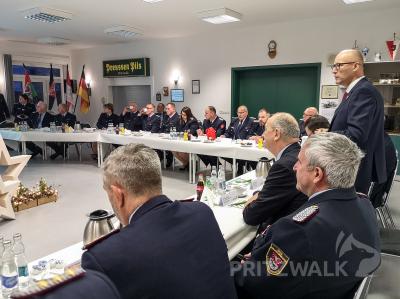 B&uuml;rgermeister Dr. Ronald Thiel begr&uuml;&szlig;t den Ministerpr&auml;sidenten und erl&auml;uterte kurz den Aufbau der Pritzwalker Feuerwehr. Foto: Beate Vogel  (Bild vergr&ouml;&szlig;ern)