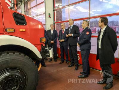 Im Feuerwehrger&auml;tehaus erl&auml;uterte Ortswehrf&uuml;hrer Adrian Zechser (2.v.r.) die Einsatzfahrzeuge. Foto: Beate Vogel  (Bild vergr&ouml;&szlig;ern)