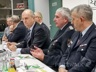 Volker Lehmann (2.v.r.) w&uuml;nscht sich bessere F&ouml;rderm&ouml;glichkeiten f&uuml;r gro&szlig;e Einsatztechnik. Foto: Beate Vogel  (Bild vergr&ouml;&szlig;ern)