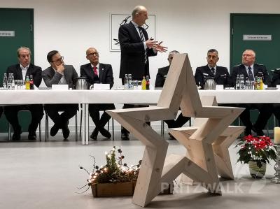 Dr. Dietmar Woidke lobt die Einsatzbereitschaft der ehrenamtlichen Feuerwehrfrauen und -m&auml;nner. Foto: Beate Vogel  (Bild vergr&ouml;&szlig;ern)