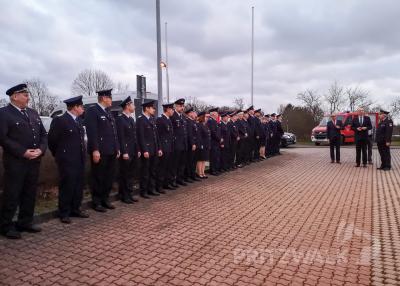 Ministerpr&auml;sident Woidke schritt die Reihe der Feuerwehrfrauen und -m&auml;nner ab. Foto: Beate Vogel  (Bild vergr&ouml;&szlig;ern)