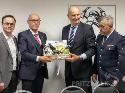Dr. Ronald Thiel &uuml;berreicht dem Ministerpr&auml;sidenten einen Korb mit Pritzwalker Spezialit&auml;ten. Foto: Beate Vogel  (Bild vergr&ouml;&szlig;ern)