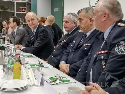 der Stellvertretende Stadtbrandmeister Thomas Lesker (ganz rechts) betonte, dass die Einsatzkr&auml;fte ihren Dienst mit ganzem Herzen tun. Foto: Beate Vogel  (Bild vergr&ouml;&szlig;ern)