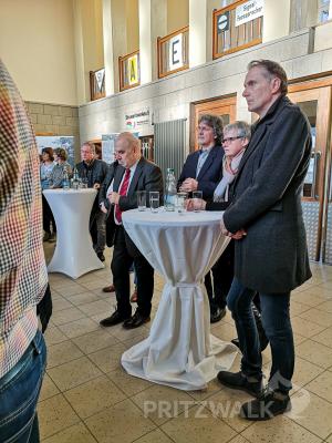 Foto des Albums: Zulassungsstelle mit Bahnhofsfrühstück eröffnet