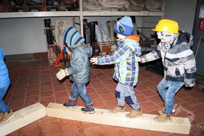 Besuch in der Dachdeckerei Lublow: Balancieren will gelernt sein, wenn man auf dem Dach arbeiten will. Foto: Kita AllerHand  (Bild vergr&ouml;&szlig;ern)