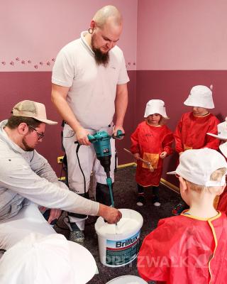 Die Maler Christoph Huneck (l.) und Marco Br&uuml;ckner r&uuml;hren die Farbe an. Foto: Beate Vogel  (Bild vergr&ouml;&szlig;ern)