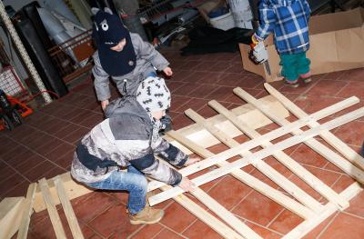 Besuch in der Dachdeckerei Lublow. Latten legen ist gar nicht so einfach. Foto: Kita AllerHand  (Bild vergr&ouml;&szlig;ern)