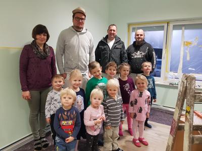 Firmenchef Stefan Kautz (2.v.r.) &uuml;berzeugte sich nach der Fertigstellung vom Projekt, das das Unternehmen komplett sponserte.   (Bild vergr&ouml;&szlig;ern)