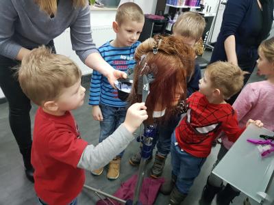 Besuch im Salon Modern Hair Team. Foto: Kita AllerHand  (Bild vergr&ouml;&szlig;ern)