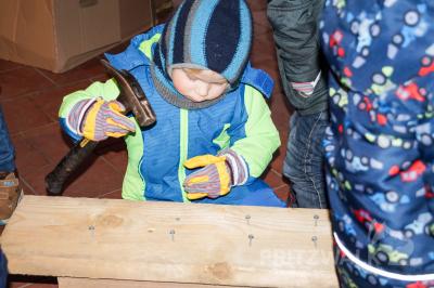 Die Kleinen durften den Hammer schwingen. Foto: Kita AllerHand  (Bild vergr&ouml;&szlig;ern)
