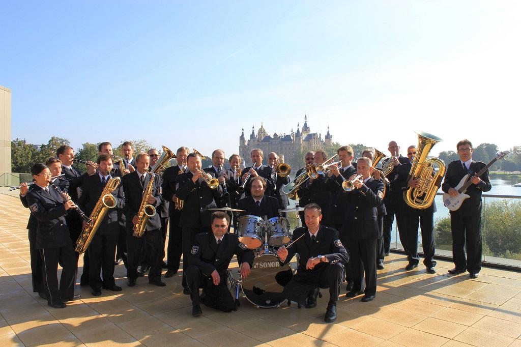 Bild: Das Landespolizeiorchester M-V vor dem Schweriner Schloss
