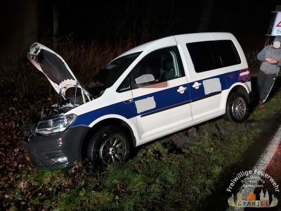 Unfallfahrzeug im Stra&szlig;engraben 