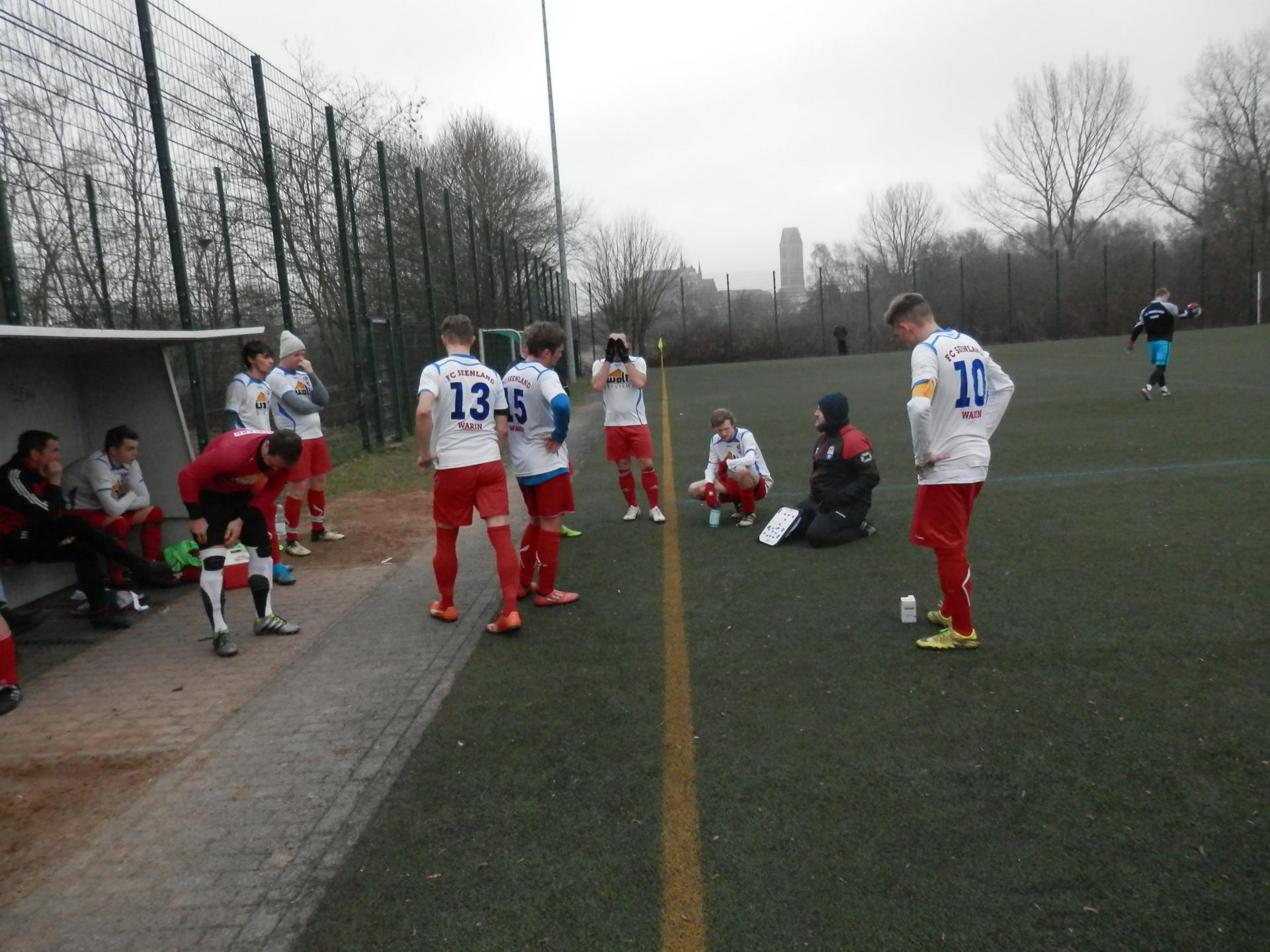 Bild: Noch auf dem Platz gab es zuletzt in der Halbzeitpause beim Spiel in Wismar, durch FC Seenland Coach Michael Ziepke klare weitere taktische Vorgaben.