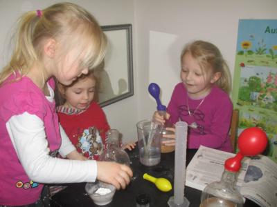 Chemisches Experiment   (Bild vergr&ouml;&szlig;ern)
